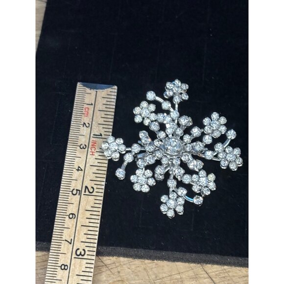 Vintage Snowflake Brooch Pin With Clear Rhinestones - Picture 6 of 7